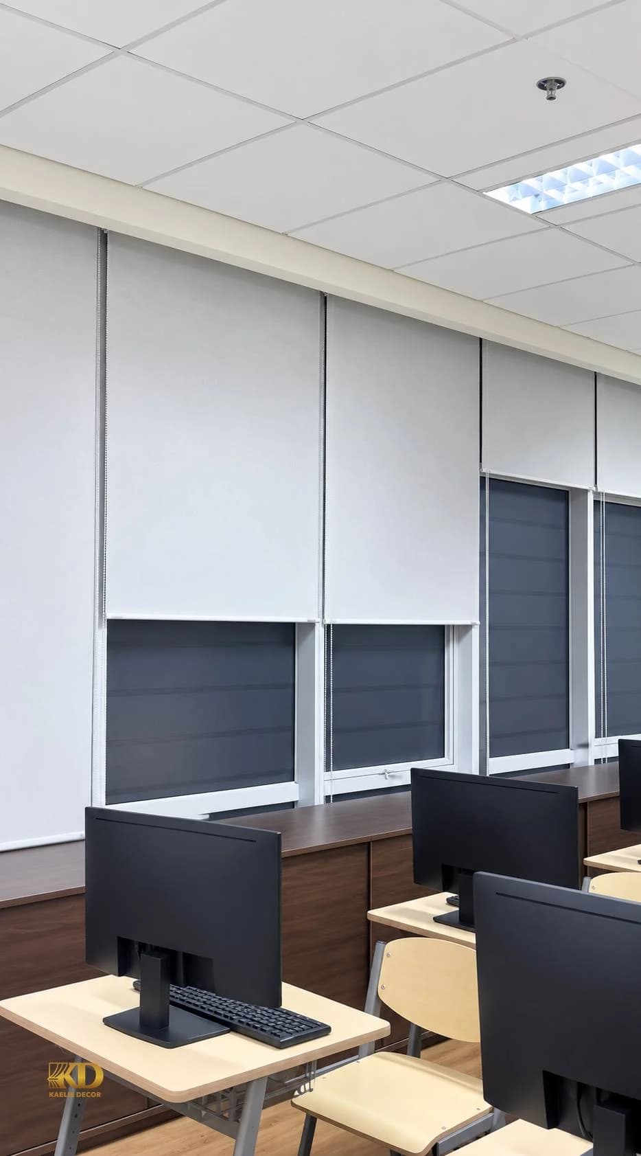 Hasil pekerjaan Pemasangan Roller Blind untuk Perkantoran