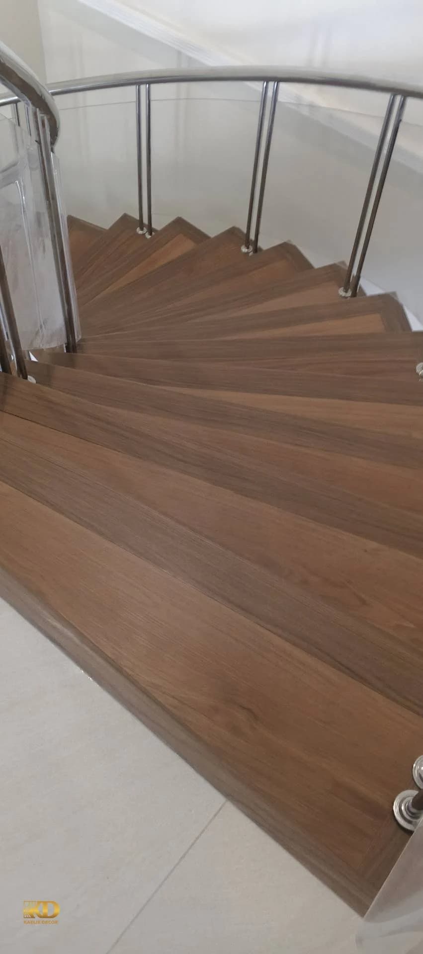 Transformasi Tangga Lebih Elegan dengan SPC Motif Kayu - gambar 10