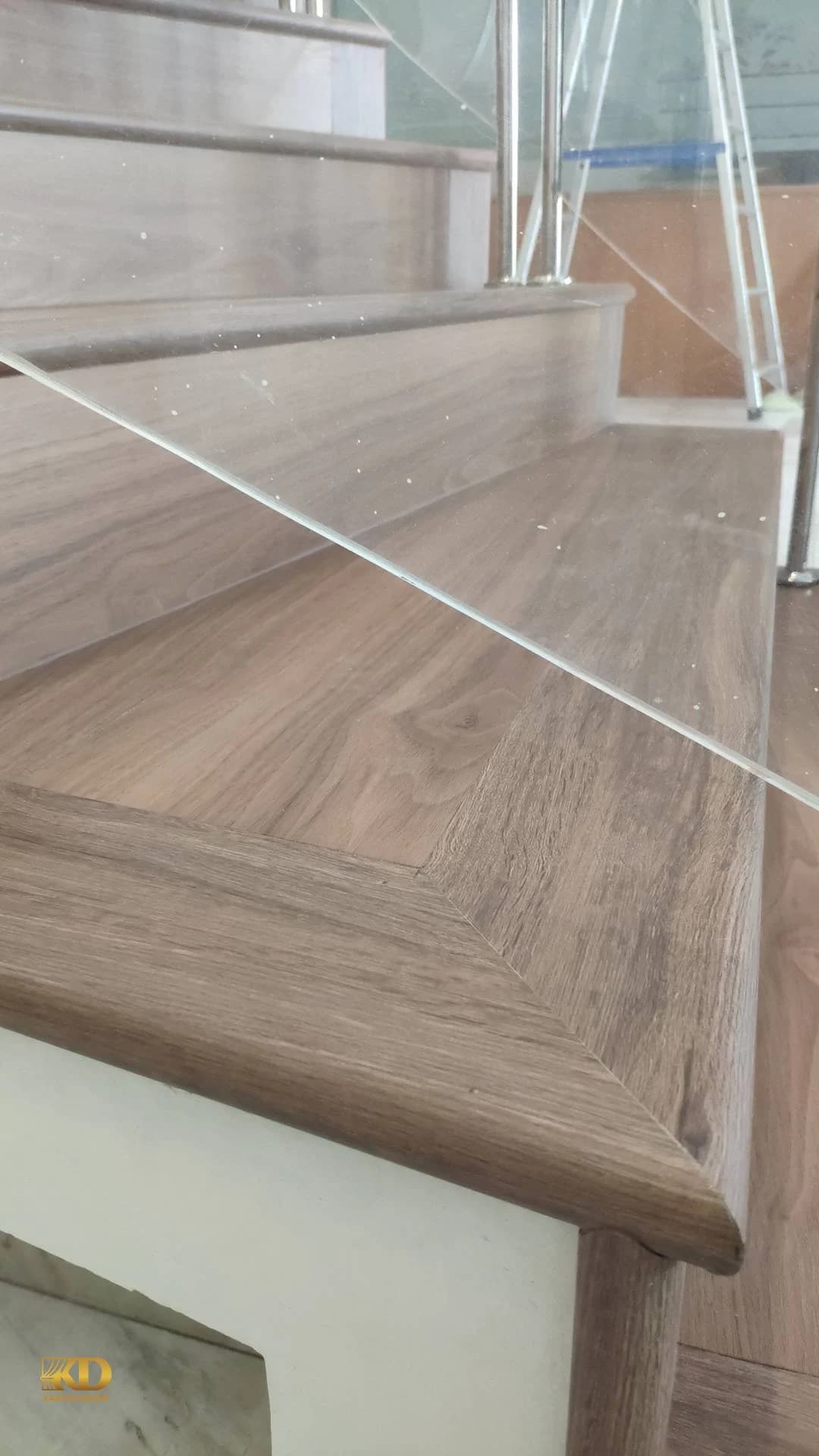 Transformasi Tangga Lebih Elegan dengan SPC Motif Kayu - gambar 4