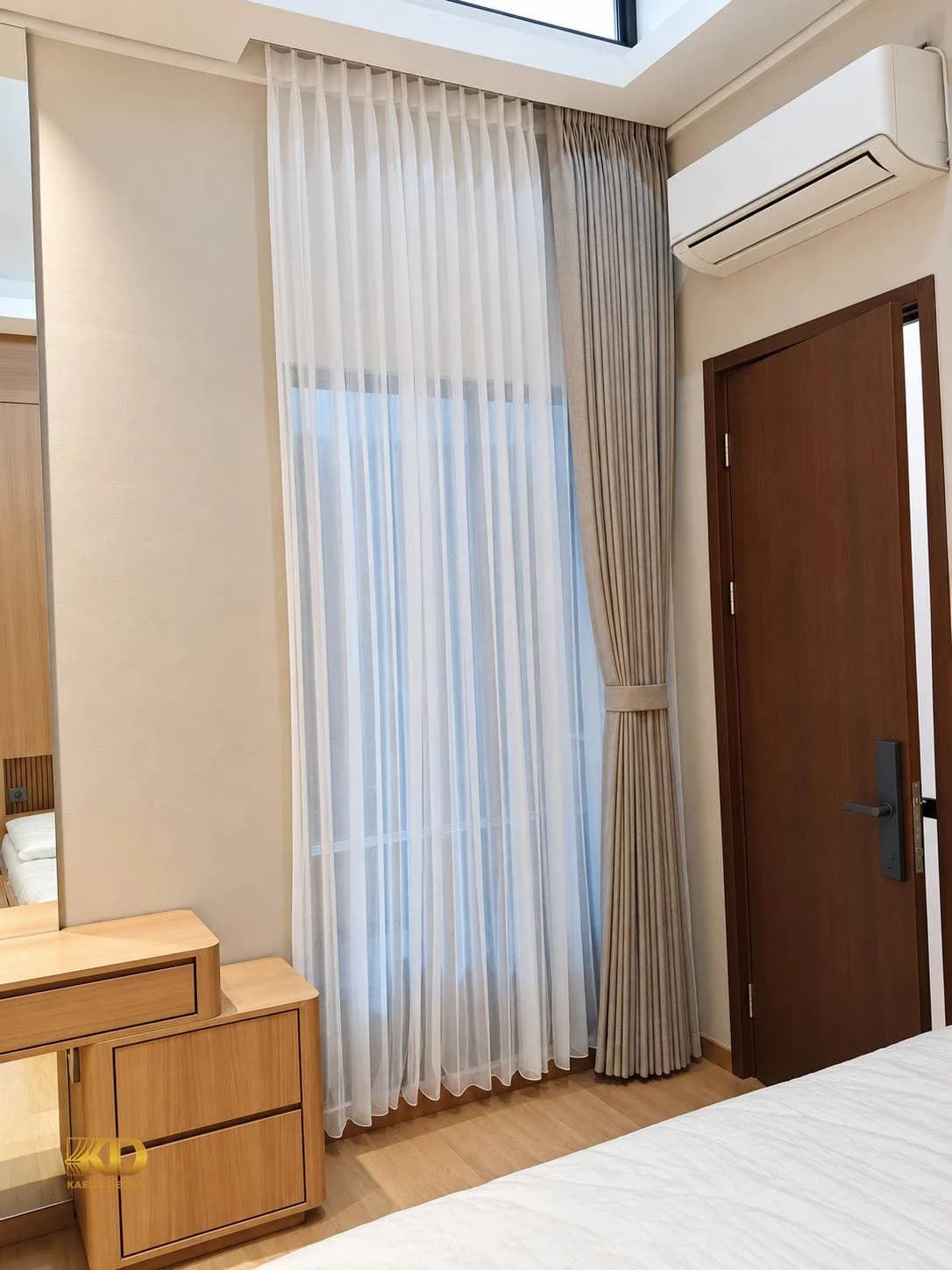 Hasil pekerjaan Warna Kalem, Rumah Terasa Nyaman: Pemasangan Gorden dan Roman Shade